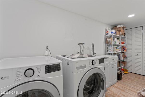 Interior, Recessed Lighting, Washer, Wood Texture Flooring