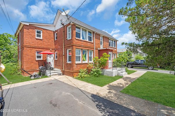 Exterior, Facade, Brick Facade, Rowhouse