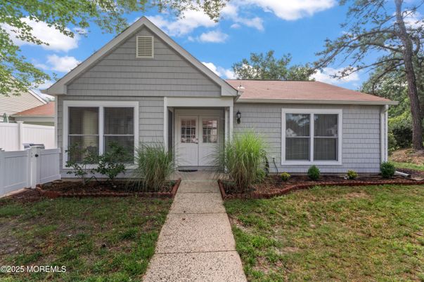 Exterior, Facade, Ranch