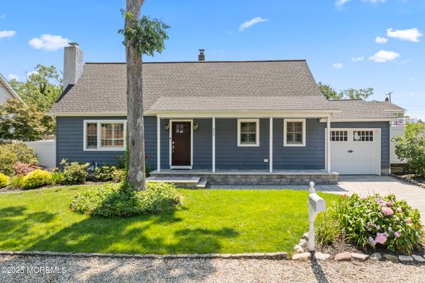 Attached, Exterior, Facade, Cape Cod