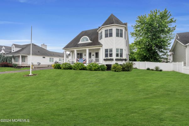 Backyard, Exterior, Facade, Queen Anne Victorian