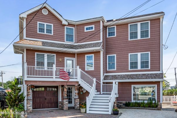 Attached, Exterior, Facade, Rowhouse