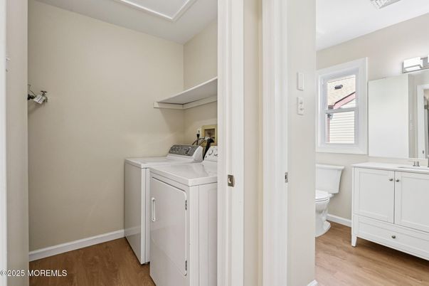 Interior, Washer, Wood Texture Flooring