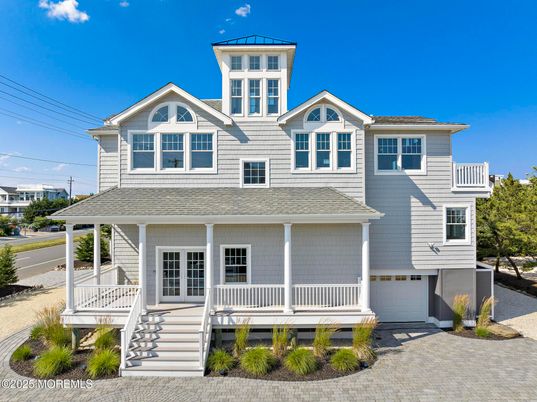 Attached, Exterior, Facade, Queen Anne Victorian