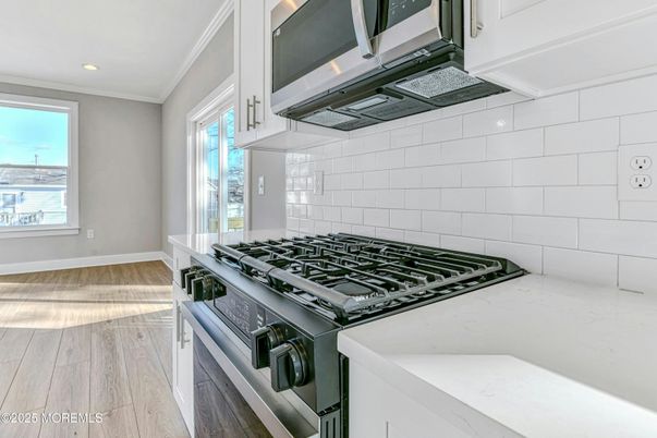 Interior, Kitchen, Recessed Lighting, Water, Wood Texture Flooring