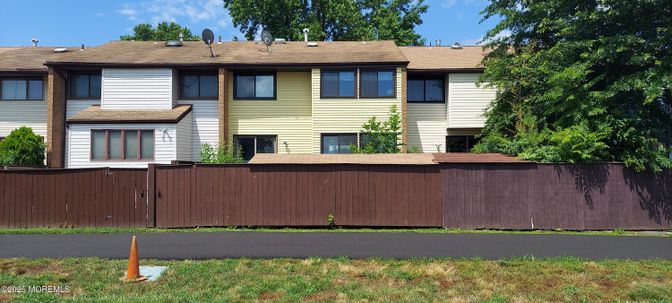 Exterior, Facade, Raised Ranch