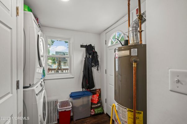 Interior, Recessed Lighting, Washer, Wood Texture Flooring