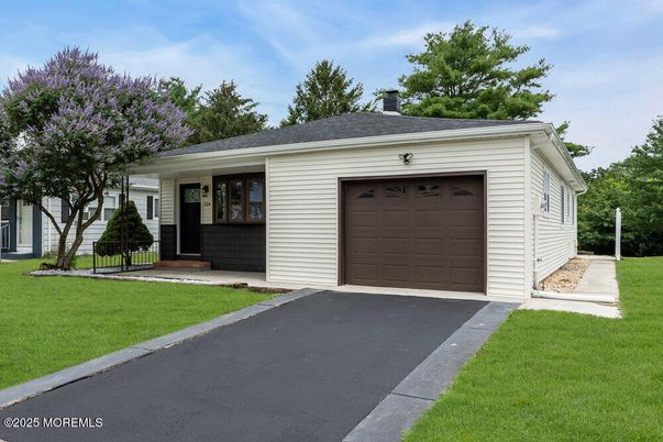 Attached, Exterior, Facade, Ranch