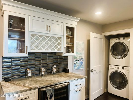 Interior, Recessed Lighting, Washer, Wood Texture Flooring
