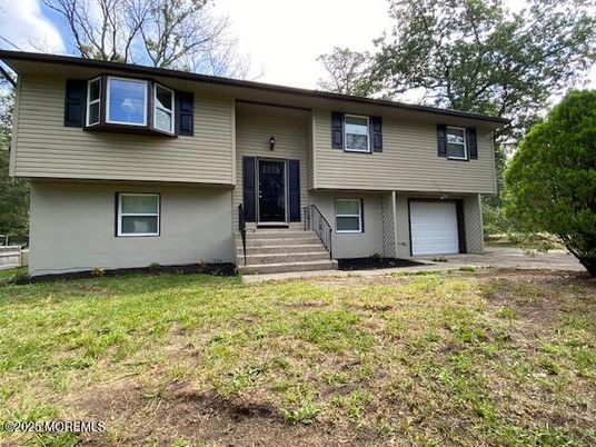 Attached, Exterior, Facade, Raised Ranch