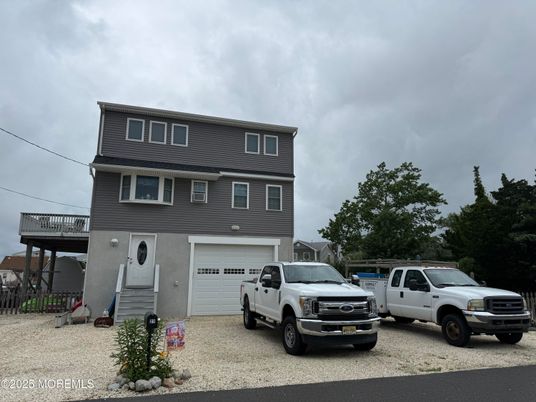 Attached, Exterior, Facade, Raised Ranch