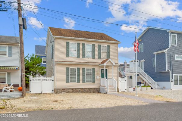 Exterior, Facade, American Foursquare