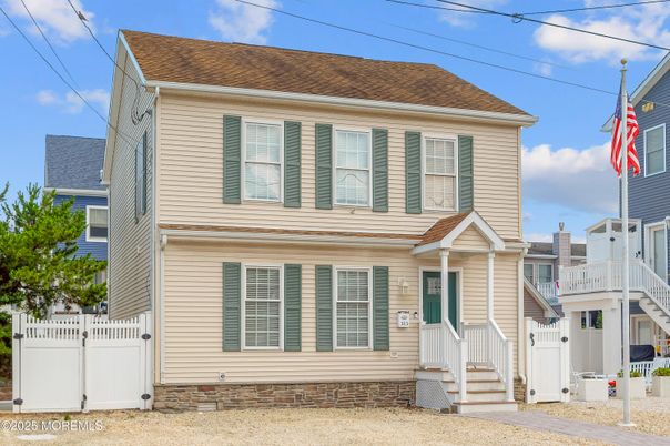 Exterior, Facade, American Foursquare