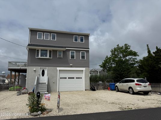 Attached, Exterior, Facade, Raised Ranch