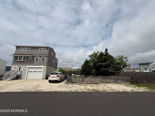 Attached, Exterior, Facade, Modern
