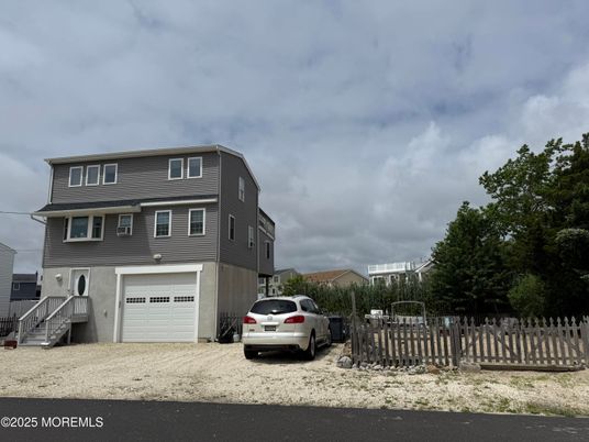 Attached, Exterior, Facade, Rowhouse