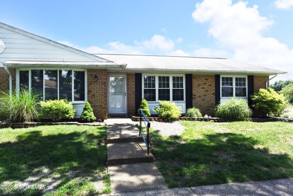 Exterior, Facade, Brick Facade, Ranch