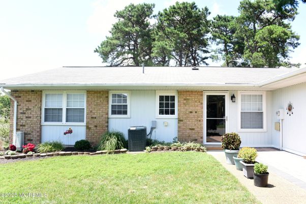 Exterior, Facade, Brick Facade, Ranch