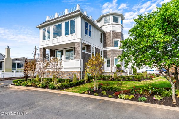 Exterior, Facade, Rowhouse