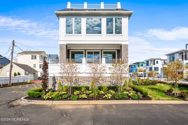 Exterior, Facade, American Foursquare