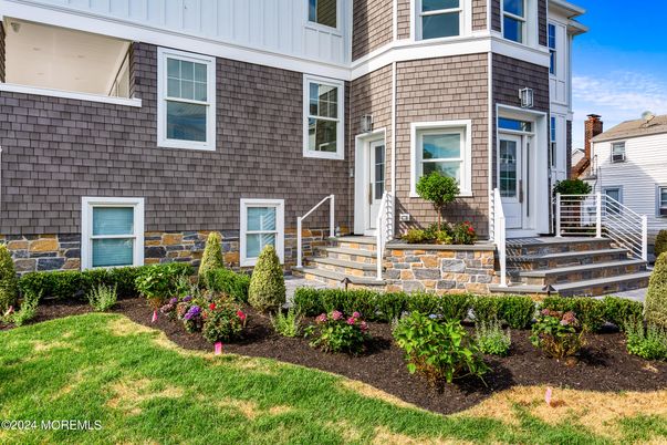 Exterior, Facade, Rowhouse