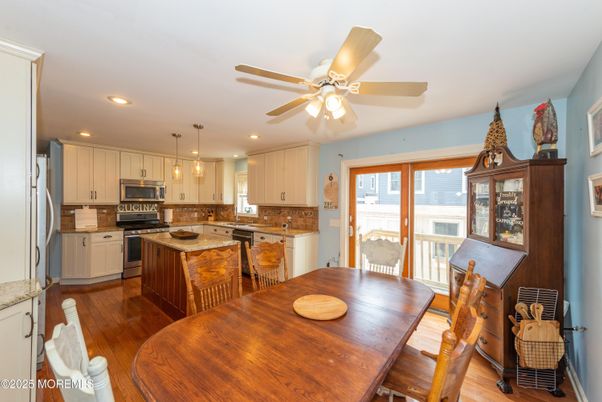 Dining room, Interior, Kitchen, Pendant Lights, Recessed Lighting, Wood Texture Flooring
