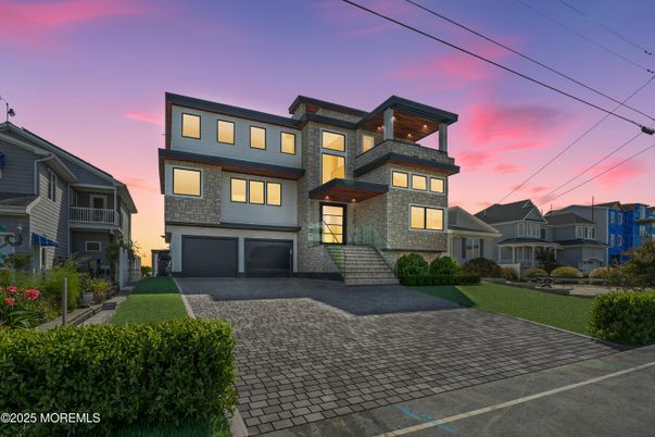 Attached, Exterior, Facade, Rowhouse