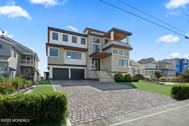 Attached, Exterior, Facade, Rowhouse