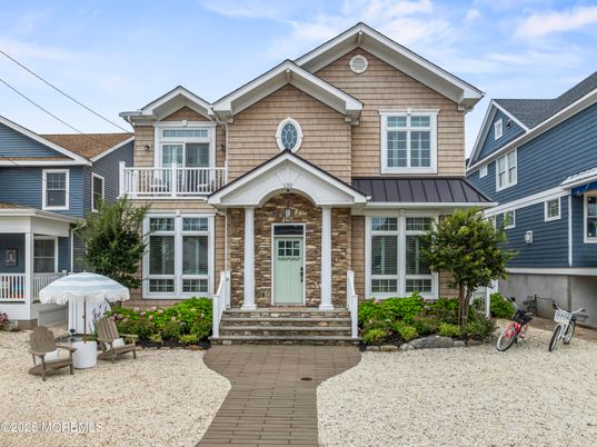 Exterior, Facade, American Craftsman