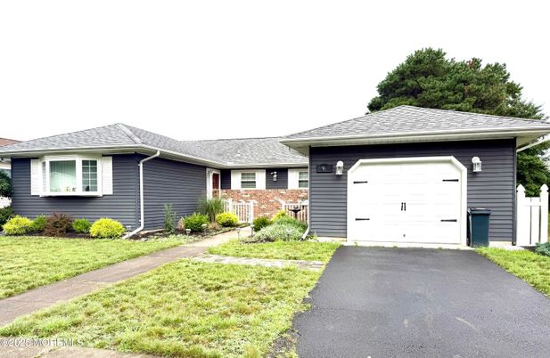 Attached, Exterior, Facade, Ranch