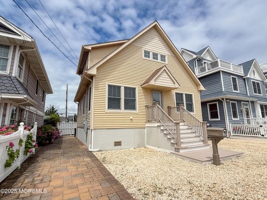 Exterior, Facade, Queen Anne Victorian