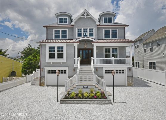 Attached, Exterior, Facade, Queen Anne Victorian