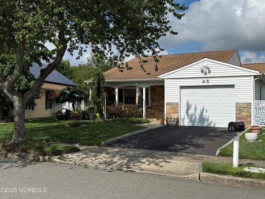 Attached, Exterior, Facade, Ranch