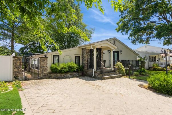 Exterior, Facade, Ranch