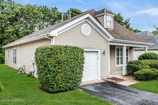 Attached, Exterior, Facade, Ranch