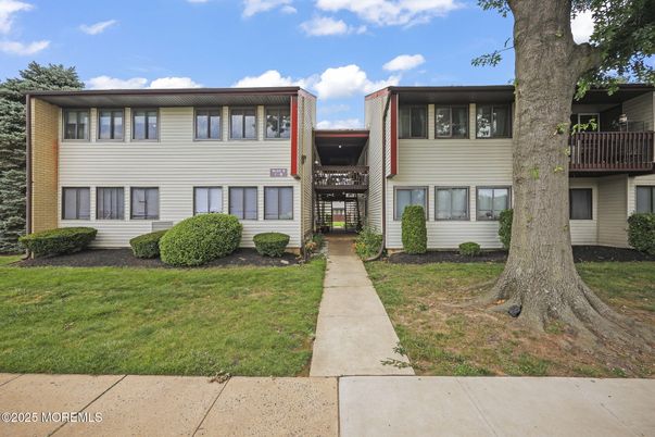 Exterior, Facade, Raised Ranch