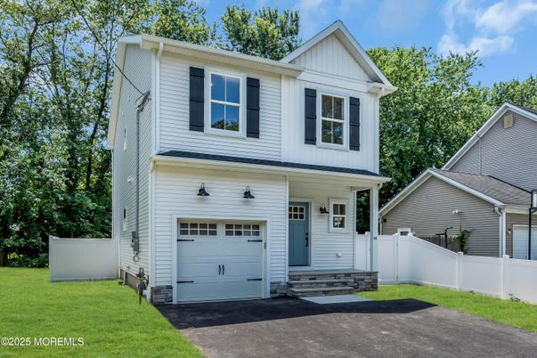 Attached, Exterior, Facade, Farmhouse