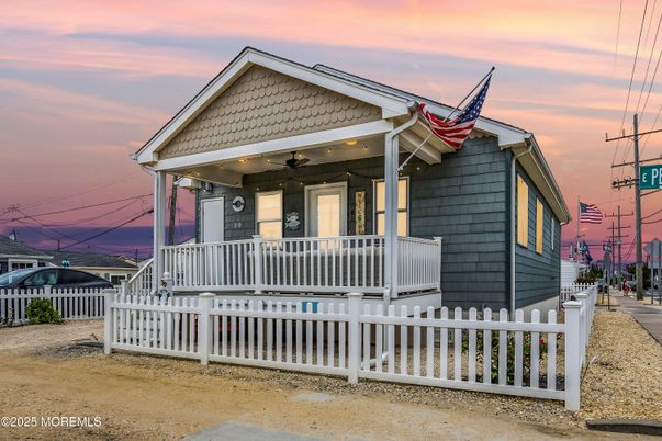 Exterior, Facade, American Craftsman