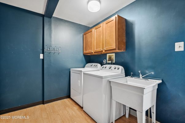 Interior, Washer, Wood Texture Flooring