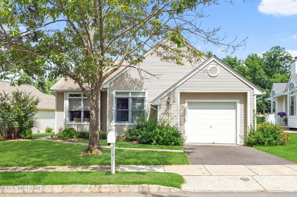 Attached, Exterior, Facade, Ranch