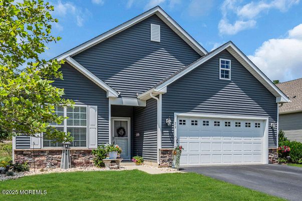 Attached, Exterior, Facade, American Craftsman