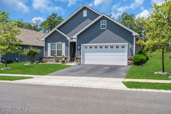 Attached, Exterior, Facade, American Craftsman