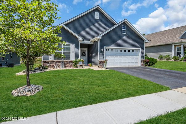 Attached, Exterior, Facade, American Craftsman
