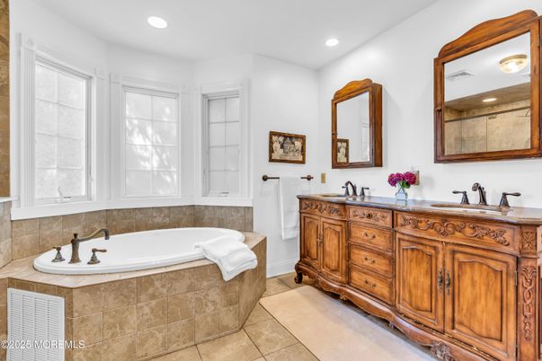 Bathroom, Dual Sink Vanities, Interior, Recessed Lighting
