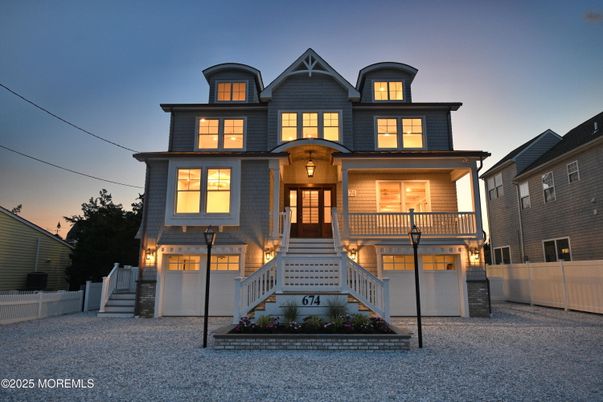 Attached, Exterior, Facade, Queen Anne Victorian