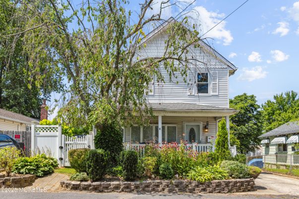 Exterior, Facade, Queen Anne Victorian