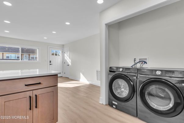 Interior, Recessed Lighting, Washer, Wood Texture Flooring