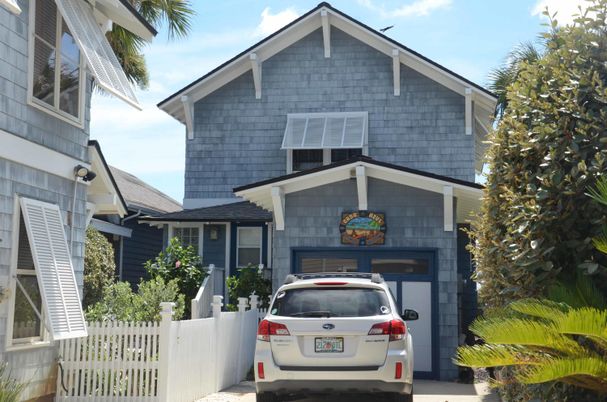 Attached, Exterior, Facade, American Craftsman