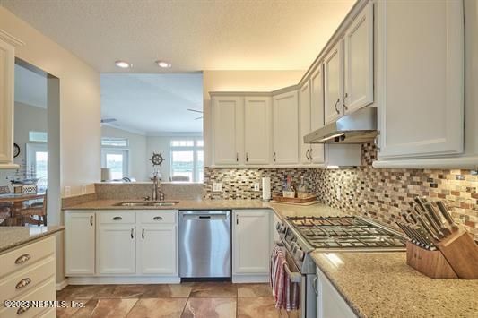 Dining room, Interior, Kitchen, Recessed Lighting, Stainless Steel Appliances