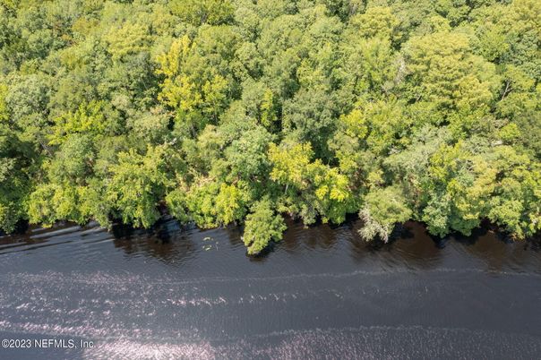 Exterior, Lake